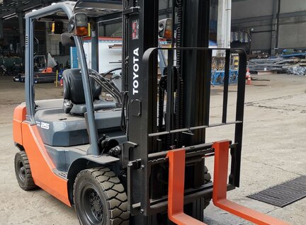 Toyota 62 8fd25 Forklift Bekas Untuk Dijual Di Singapore Heavymart Com