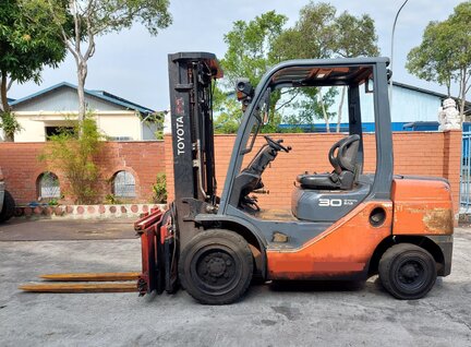 Used Toyota 8FD30  Forklift For Sale in Singapore